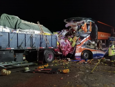 Cinco fallecidos y 31 lesionados deja colisión frontal entre camión y bus en la ruta 5 Norte de Chañaral