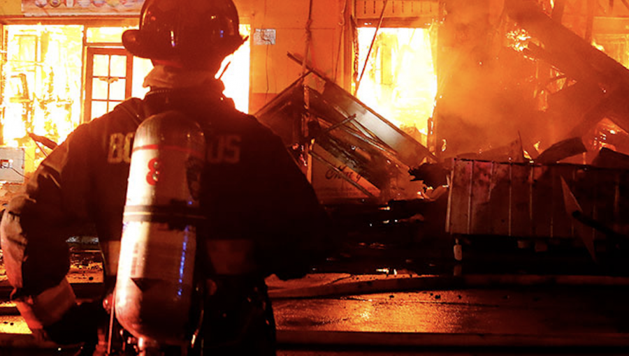 Incendio destruye vivienda y deja a un hombre con quemaduras en Reñaca Alto