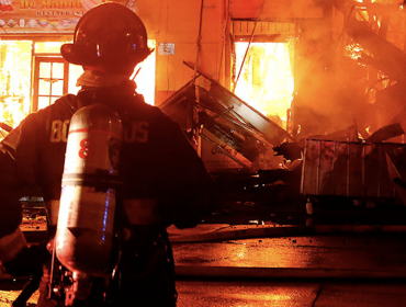 Incendio destruye vivienda y deja a un hombre con quemaduras en Reñaca Alto