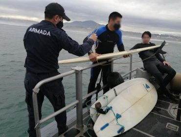 Seis surfistas fueron rescatados tras verse afectados por marejadas en Concón: serán citados al Ministerio Público