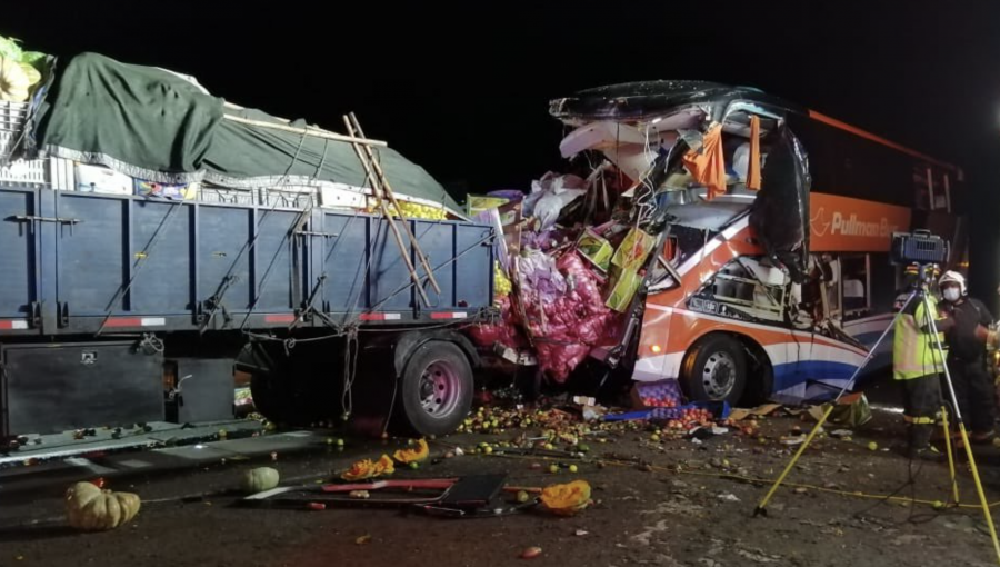 Cinco fallecidos y 31 lesionados deja colisión frontal entre camión y bus en la ruta 5 Norte de Chañaral