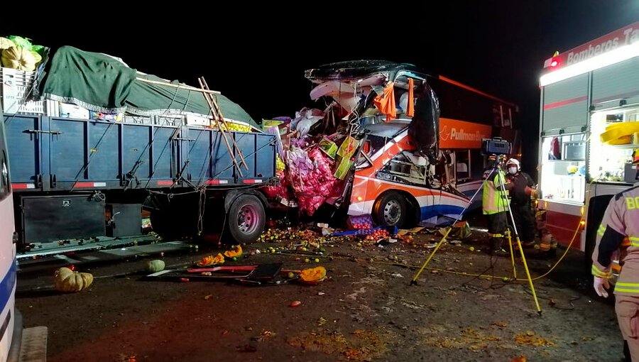 Suben a siete las víctimas fatales por colisión entre bus de pasajeros y camión en Chañaral