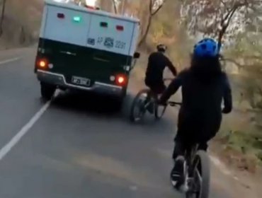 Fundación Emilia denuncia “violencia vial” de vehículo de Carabineros contra ciclista en cerro San Cristóbal