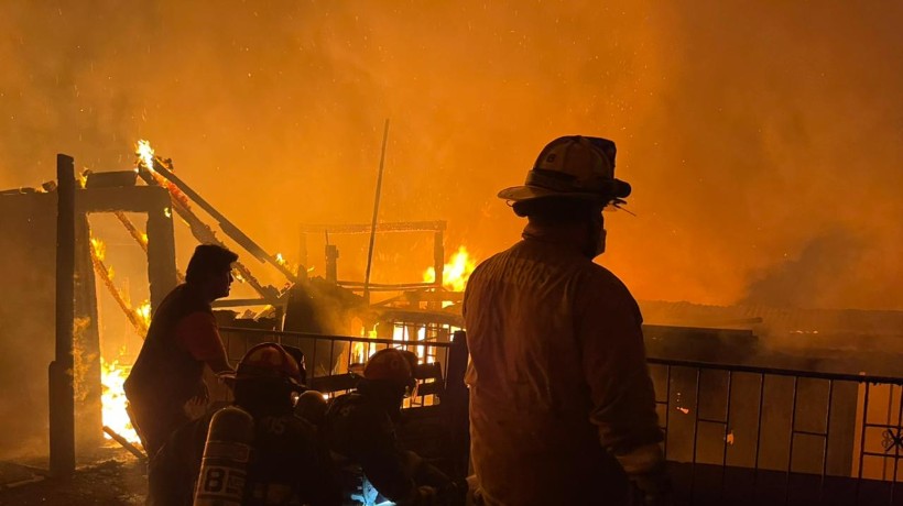 Nueve viviendas destruidas y 53 damnificados deja incendio en campamento de Antofagasta