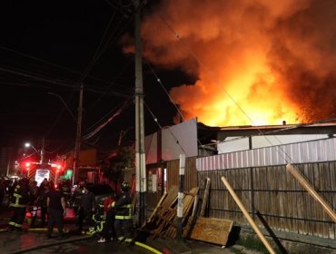 Cuatro casas quemadas, cerca de 30 damnificados y tres bomberos electrocutados deja incendio en Puente Alto