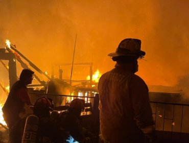 Nueve viviendas destruidas y 53 damnificados deja incendio en campamento de Antofagasta