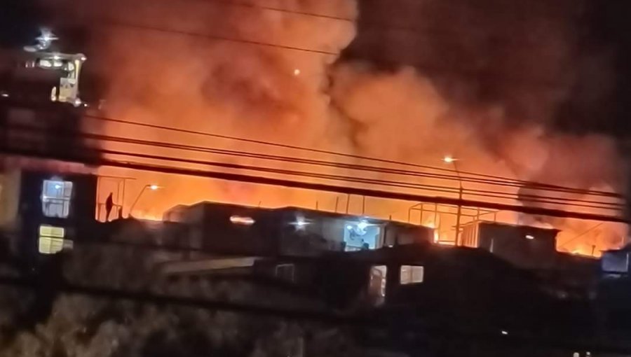 Incendio de gran magnitud consume viviendas de material ligero en campamento de Antofagasta