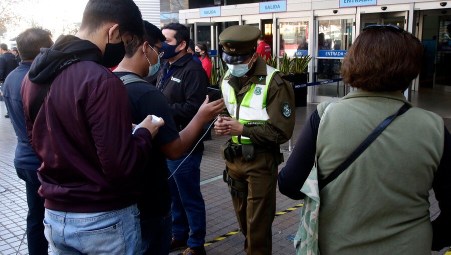 Largas filas se registran en Costanera Center en la previa de la «Cuarentena» en la región Metropolitana