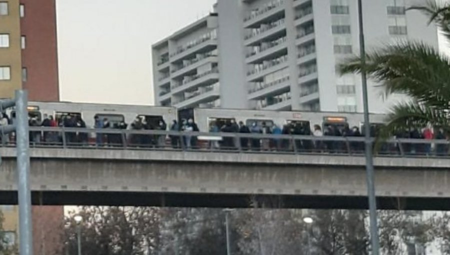 Problema técnico causó interrupción parcial de la línea 5 del Metro de Santiago