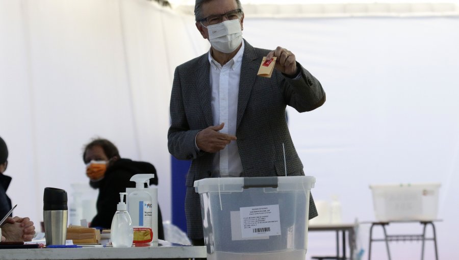 Joaquín Lavín al momento de votar este domingo: "El gobernador es el gran alcalde de la región"