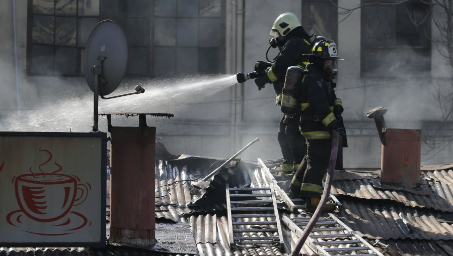 Incendio en cafetería de Hospital Barros Luco ya fue controlado por Bomberos