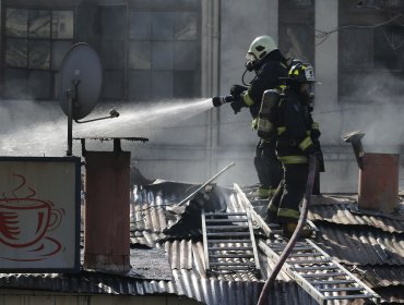 Incendio en cafetería de Hospital Barros Luco ya fue controlado por Bomberos