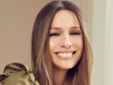 "Pampita" se luce con fotografías al desnudo en última etapa de su embarazo