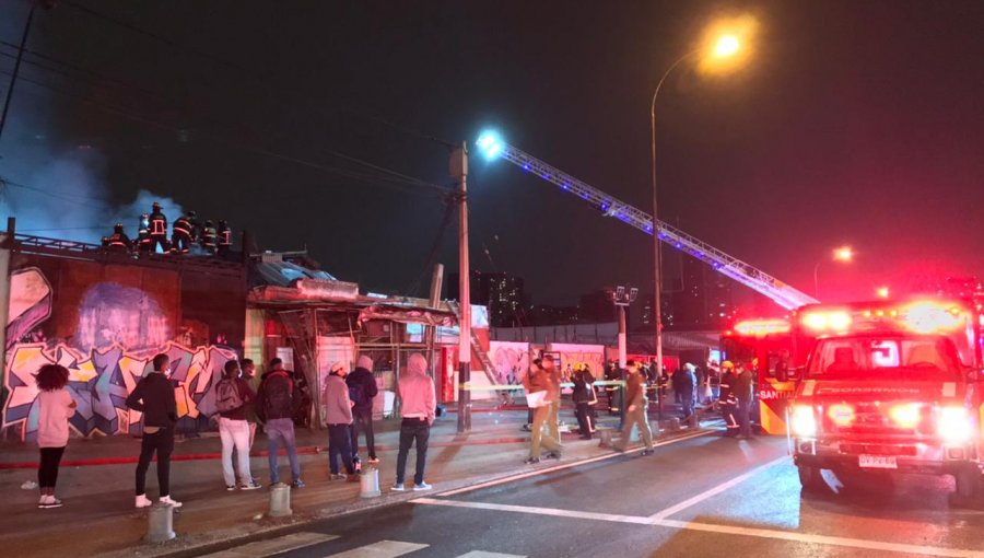 Cerca de 30 personas damnificadas deja incendio en cité de Estación Central