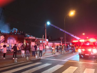 Cerca de 30 personas damnificadas deja incendio en cité de Estación Central