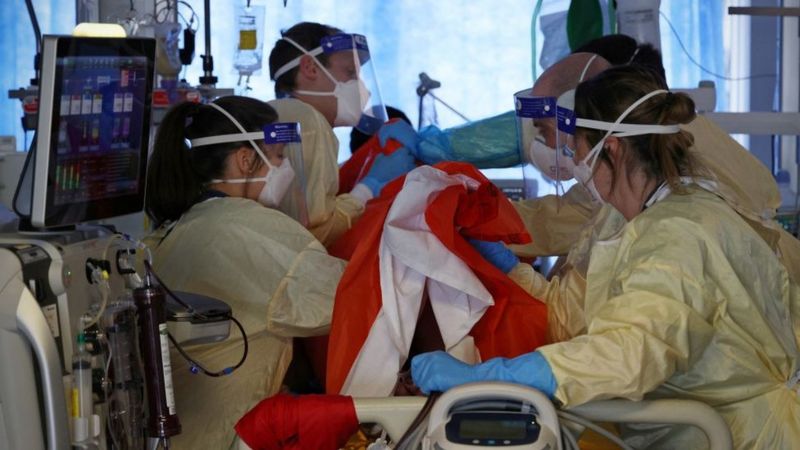 Descubren nueva terapia que salva la vida de pacientes con Covid-19 graves