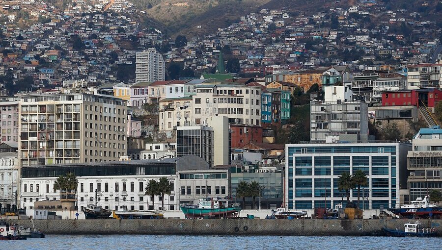 Tripulantes de una lancha hallan cadáver de un hombre flotando en la bahía de Valparaíso