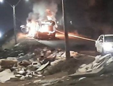 Bus del sistema Red fue completamente incendiado por 10 sujetos en Maipú