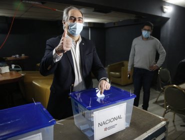 Senador Chahuán al momento de votar en internas de RN aclara que sí le gana a Desbordes "no habría motivo" para pedirle que se baje de la presidencial