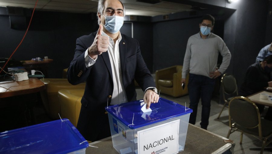 Senador Chahuán al momento de votar en internas de RN aclara que sí le gana a Desbordes "no habría motivo" para pedirle que se baje de la presidencial