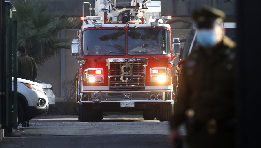 Puerto Montt: Bomberos controla incendio que afectó tres casas