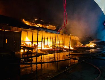 Emergencia en Talca: Violento incendio consume al menos 15 locales comerciales