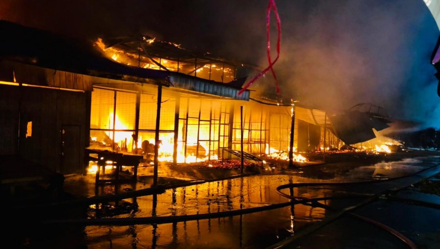 Emergencia en Talca: Violento incendio consume al menos 15 locales comerciales