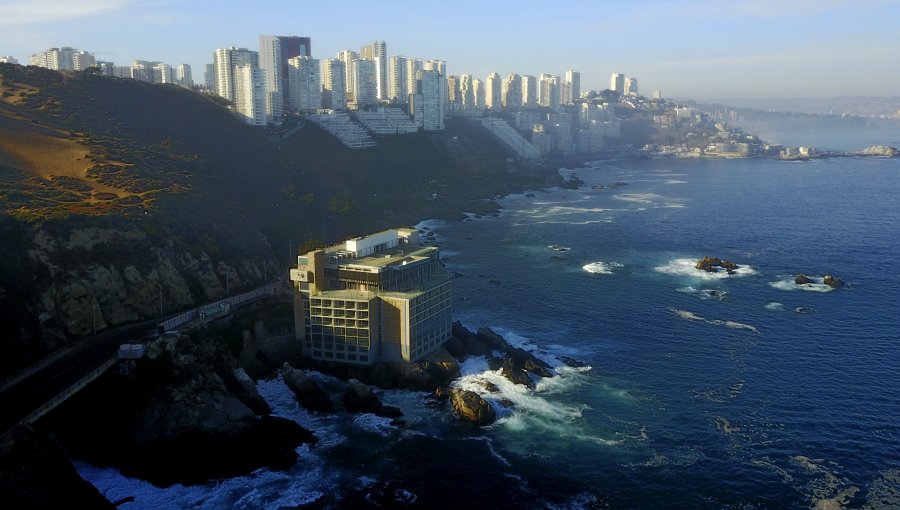 Hotel Punta Piqueros de Concón se defiende de eventual demolición y acusa "marea de ataques y mentiras" de los llamados "ambientalistas"