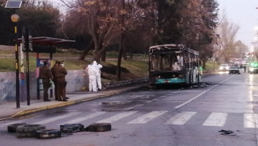 Seis sujetos encapuchados quemaron bus del Transantiago en Peñalolén: amedrentaron con armas de fuego a pasajeros