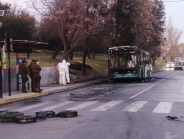 Seis sujetos encapuchados quemaron bus del Transantiago en Peñalolén: amedrentaron con armas de fuego a pasajeros