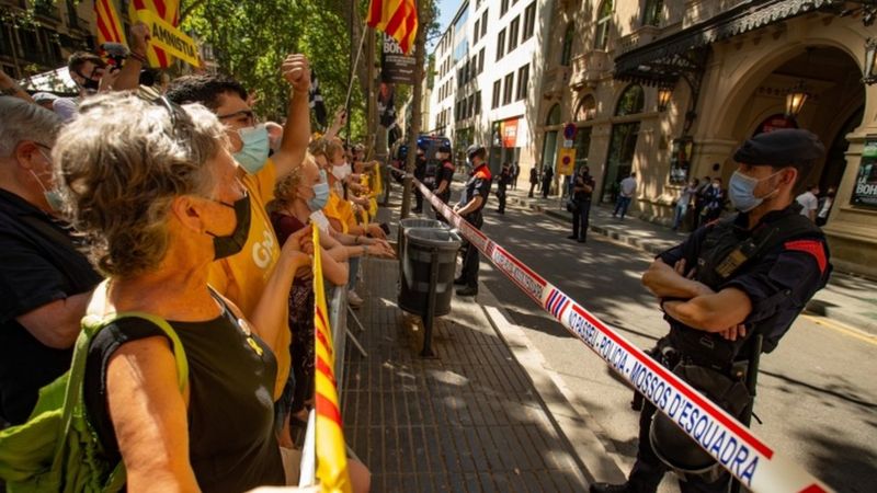 España aprueba indultos parciales a independentistas catalanes acusados de sedición