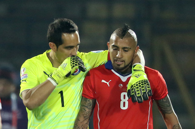 Bravo y Vidal se reconciliaron con emocionante abrazo en concentración de Chile