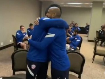 "La realidad supera la ficción": Kramer recuerda cuando anticipó el abrazo de Claudio Bravo y Arturo Vidal