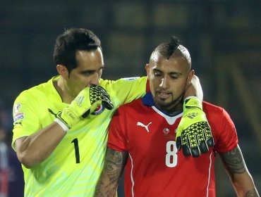 Bravo y Vidal se reconciliaron con emocionante abrazo en concentración de Chile