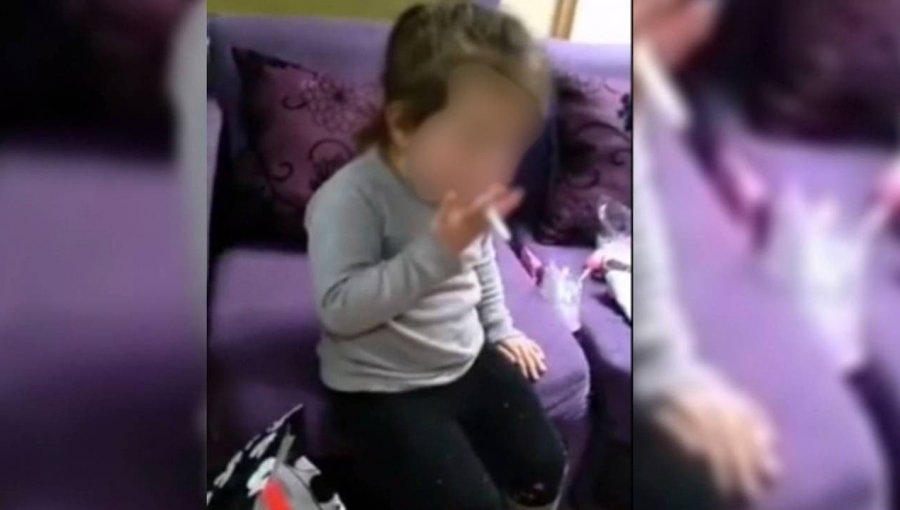 Indignación provoca video donde niña de tres años es obligada a fumar un cigarrillo por su madre en Talcahuano