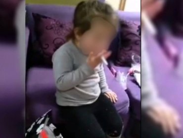 Indignación provoca video donde niña de tres años es obligada a fumar un cigarrillo por su madre en Talcahuano