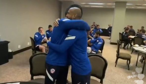 "La realidad supera la ficción": Kramer recuerda cuando anticipó el abrazo de Claudio Bravo y Arturo Vidal