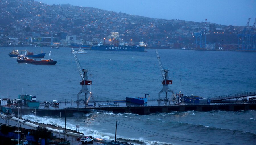 Capitanía informa cierre del Puerto de Valparaíso por temporal que afecta a la zona costera