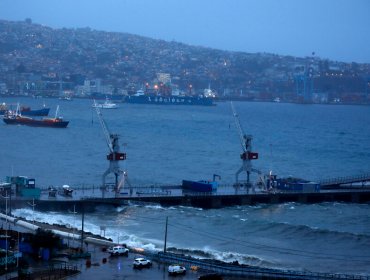 Capitanía informa cierre del Puerto de Valparaíso por temporal que afecta a la zona costera