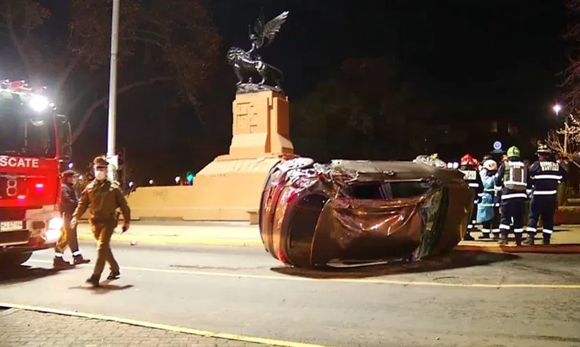 Dan de baja a Carabineros que protagonizaron volcamiento en plaza Baquedano