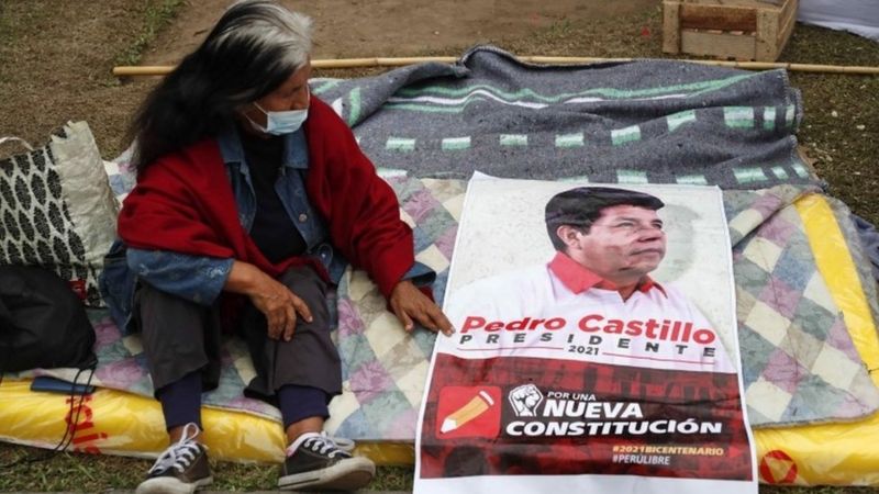 La renuncia de una autoridad electoral en Perú retrasa aún más la proclamación del ganador de las presidenciales