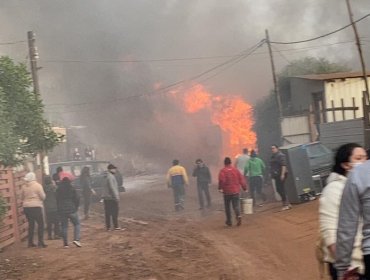 Incendio consume una vivienda en campamento Felipe Camiroaga de Viña del Mar