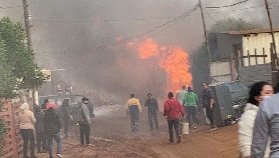 Un fallecido deja incendio estructural en campamento Felipe Camiroaga de Viña del Mar