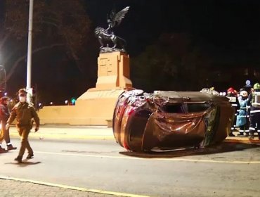 Dan de baja a Carabineros que protagonizaron volcamiento en plaza Baquedano