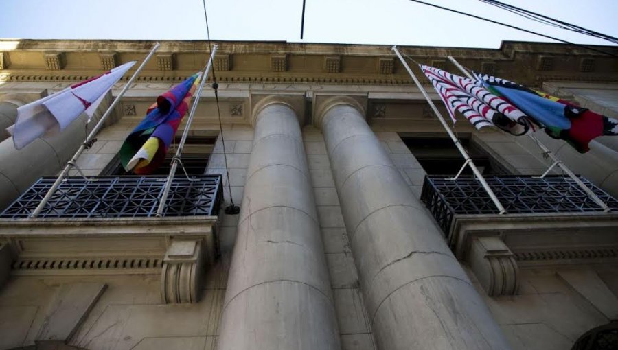 Valparaíso conmemoró el Día Nacional de los Pueblos Originarios izando banderas en el Municipio