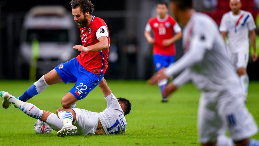 Un irreconocible Chile cayó ante Paraguay con polémico arbitraje y perdió su invicto en Copa América