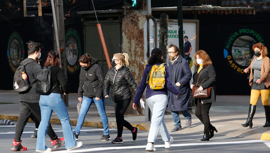 10 comunas de la región Metropolitana dejaron atrás el confinamiento por "fatiga pandémica"