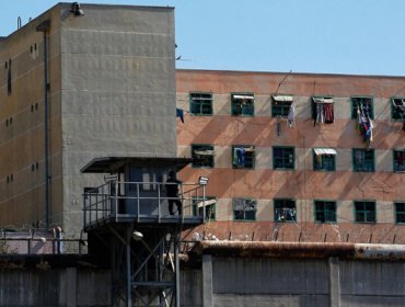 Realizan intenso operativo policial para dar con recluso que se fugó desde la cárcel de Valparaíso