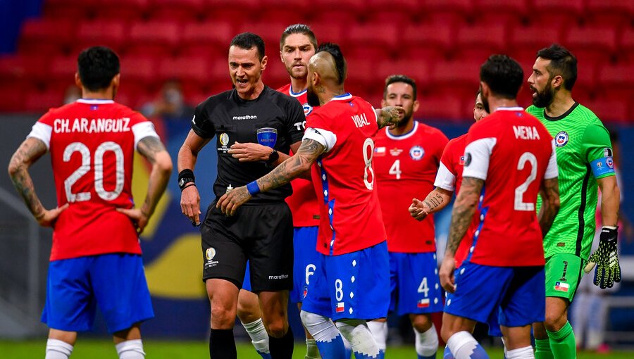 Conmebol liberó audios del VAR en posible penal no cobrado para Chile ante Paraguay