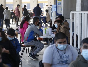 Viña del Mar: Detienen vacunación en Sausalito por gran aglomeración de personas